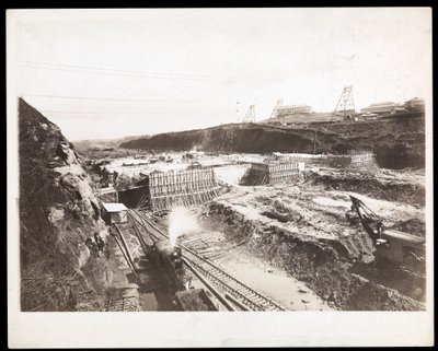Udsigt over konstruktionen af Panamakanalen med synlige betonformer, tog, gravemaskiner og udgravninger, 1912 eller 1913 (sølv gelatinetryk) af Byron Company